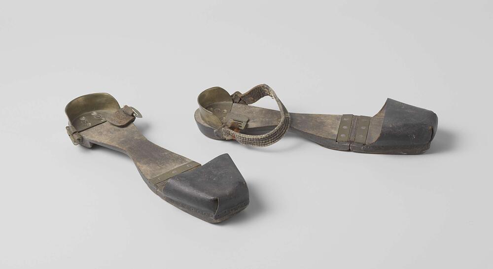 Schoen of muil met zolen van hout die in de buiging van de voet scharnieren