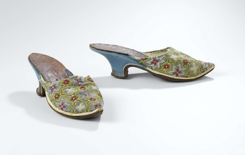 Muiltje met geborduurd voorblad van zijde op stramien, met patroon van blauwe sterbloemen op geel…