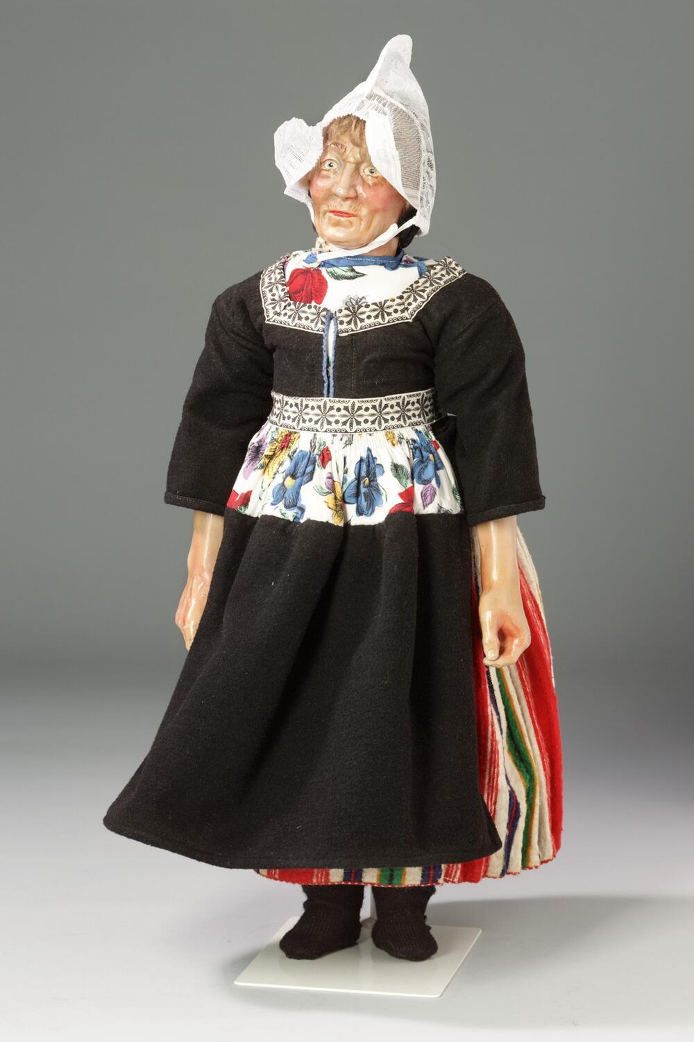 Klederdrachtpop van een vrouw uit Volendam