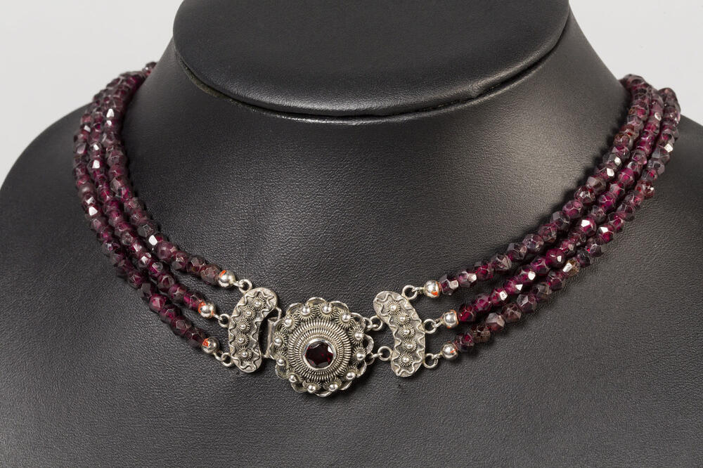 Granaat collier met zilveren slot
