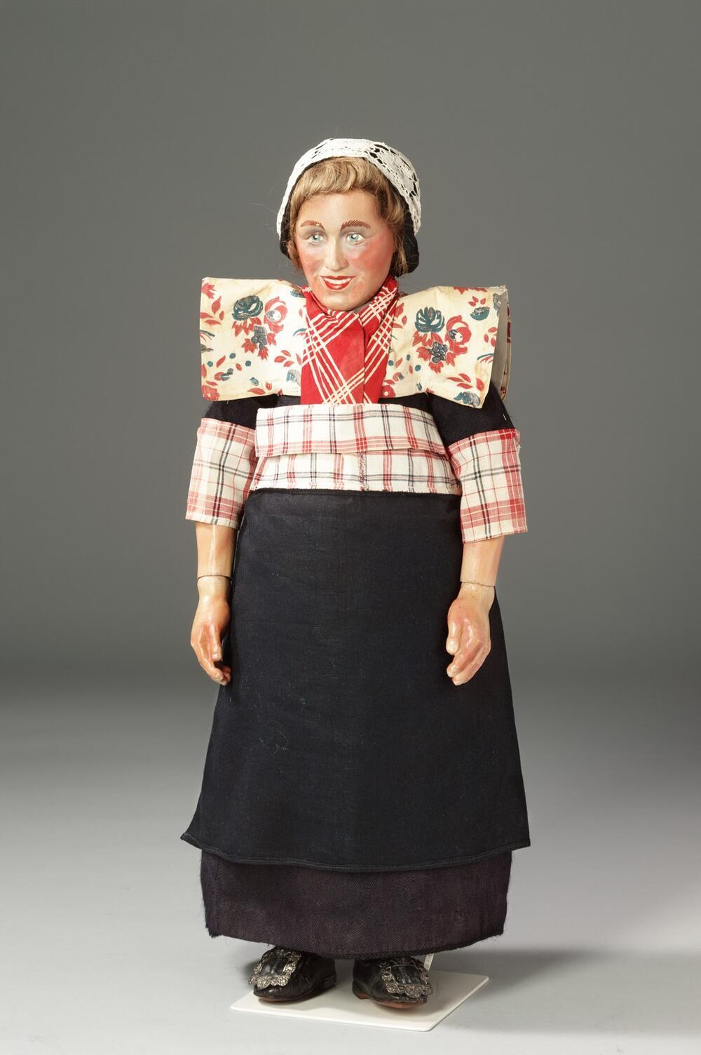 Klederdrachtpop van een vrouw uit Bunschoten of Spakenburg