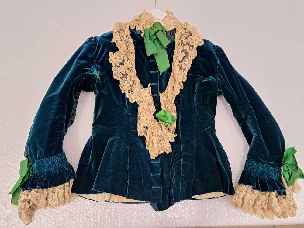 Jakje van blauwgroen fluweel