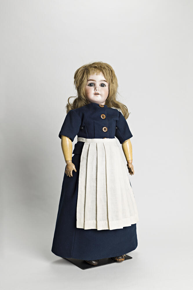Pop gekleed als weesmeisje Catharina van der Heijden