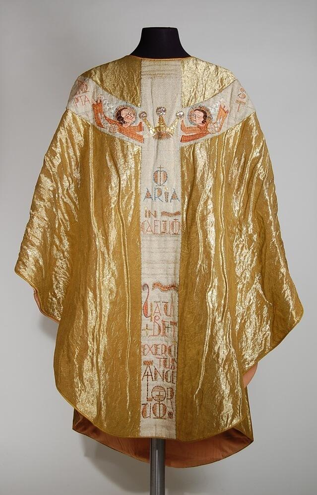 Driestel met toebehoren: koorkap, kazuifel, dalmatiek, stola, manipel en kelkvelum van goud laken