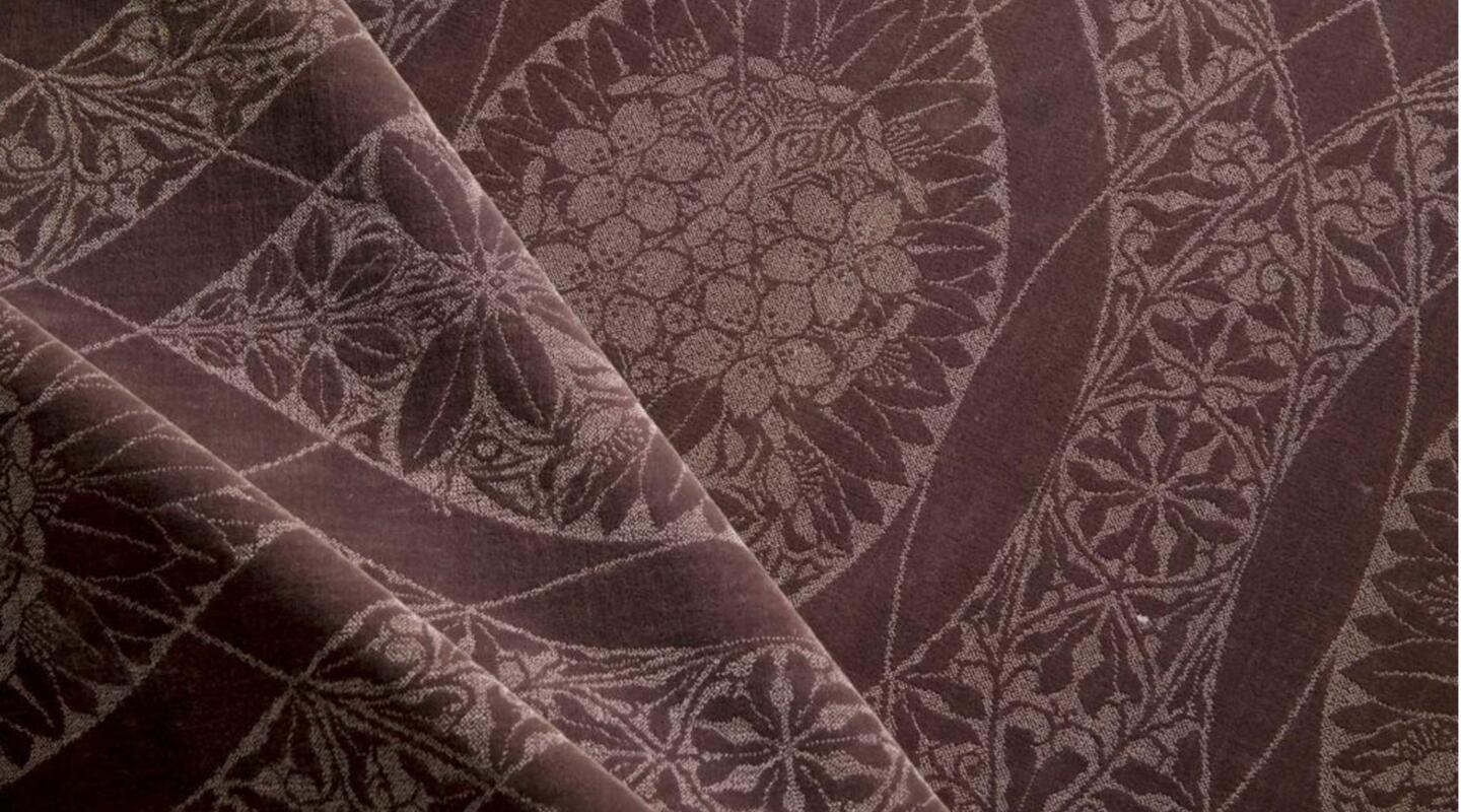 Theo Nieuwenhuis, gordijnstof met gestileerd bloemmotief (Groote bloem); velours frisé, ca. 1910-1920, Drents Museum Assen.