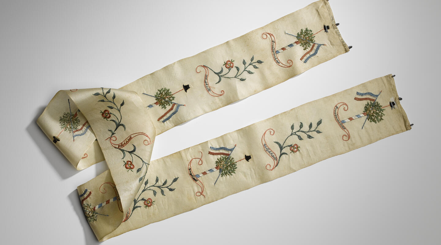 Zonhoedlint geborduurd met vrijheidsboom en een bloemtak, 1790-1800, inv.nr. T1956-540, collectie Fries Museum, Bruikleen Ottema-Kingma Stichting.