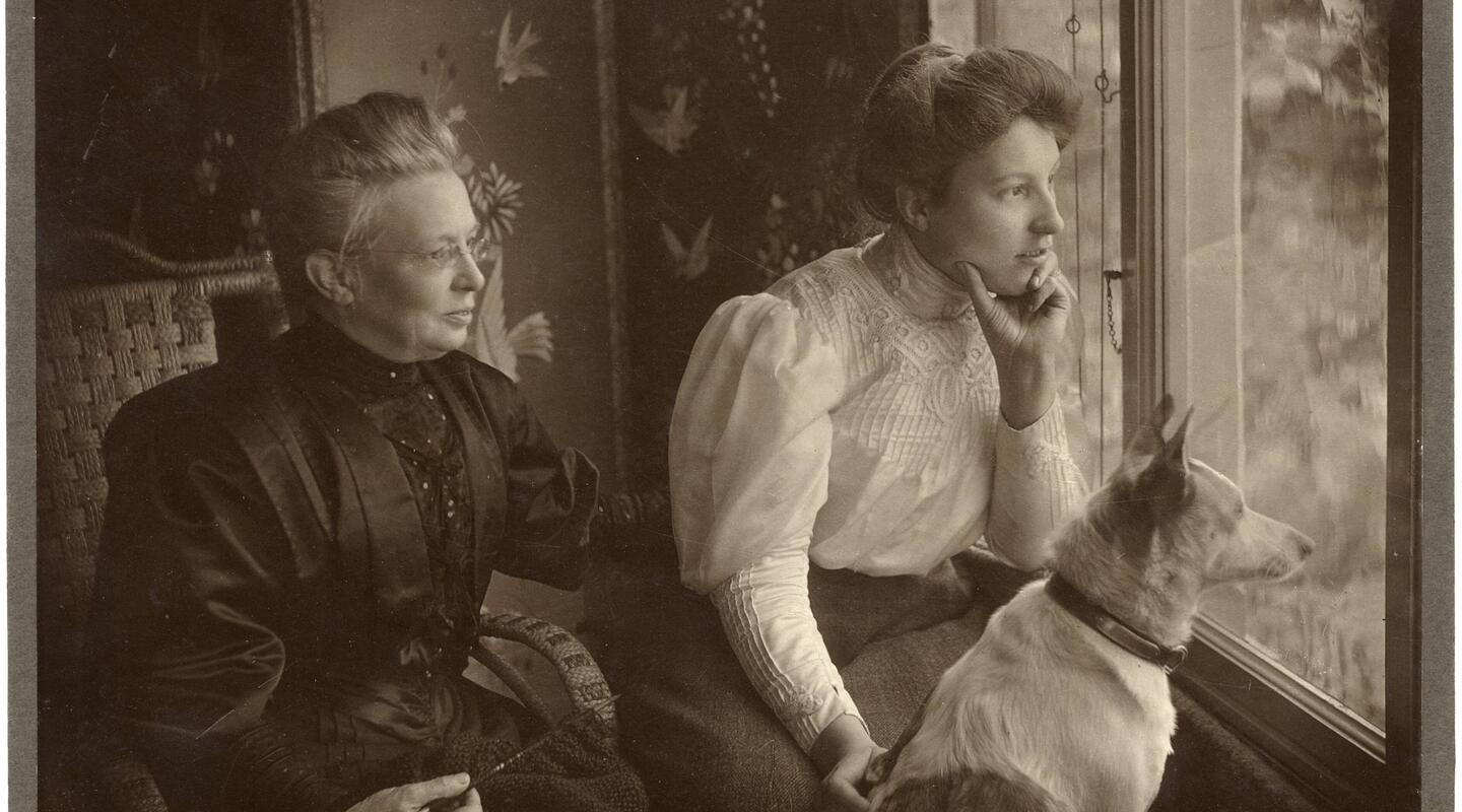 twee vrouwen, een draagt een witte blouse