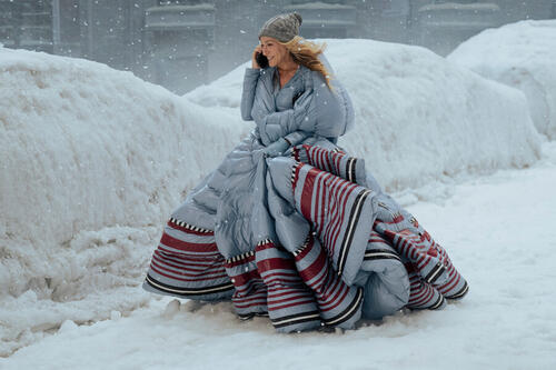 actrice in de sneeuw met hele grote puffer rok, gewatteerde rok