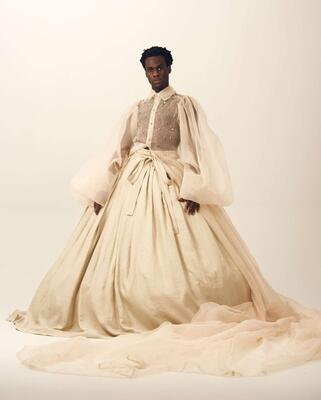 zwarte man in creme kleurige trouwjurk met grote volumineuze rok
