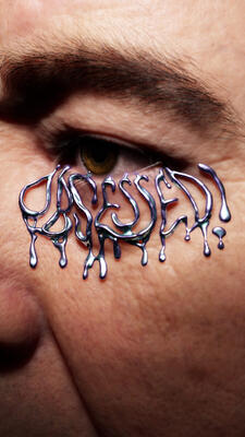 onder het oog is druipende zilveren make up aangebracht in vorm van letters