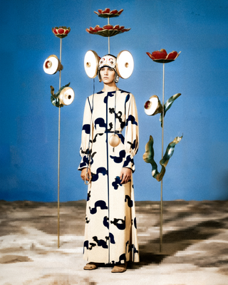 model met zwevende bloemen op een stokje om zich heen