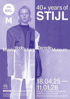 Affiche in lila paars vrouwelijk model staand met colbert recht in camera