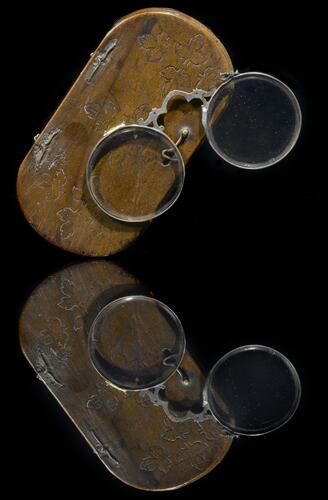 Bril­len­doos van hout met dek­sel, be­ho­rend bij knijp­bril, collectie Rijksmuseum