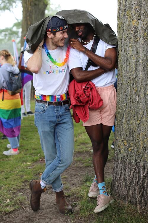 Pride Power 2021, Sander & Laurebalo with Rainbow chain by Paul Derrez, photo MisjaB.nl. 