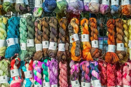 Breidagen, afbeelding verschillende kleuren wol