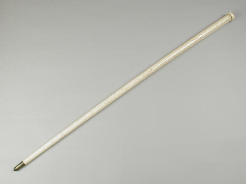 Wandelstok van apotheker met monogram “IC” op walrus knop, van walviskaakbeen met koperen punt.
