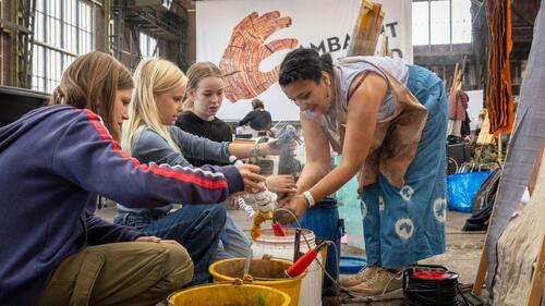 workshop ambacht in beeld kinderen en mevrouw aan het werk