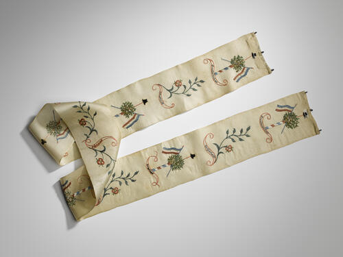 Zonhoedlint geborduurd met vrijheidsboom en een bloemtak, 1790-1800, inv.nr. T1956-540, collectie Fries Museum, Bruikleen Ottema-Kingma Stichting.