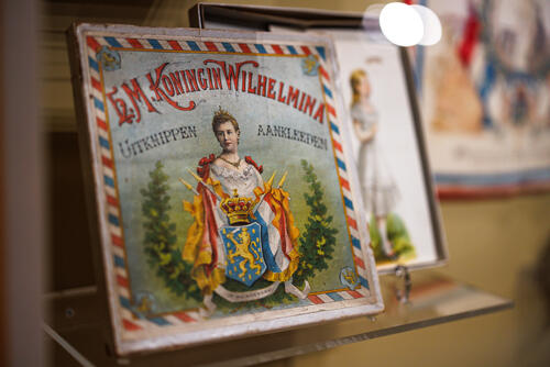 Een souvenir met een afbeelding van Wilhelmina er op. Foto: Paleis het Loo (16-04-2025-64)