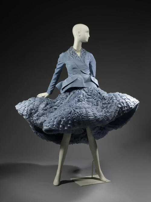 Blauw Dior-ensemble ontworpen door John Galliano