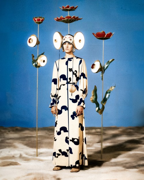 model met zwevende bloemen op een stokje om zich heen