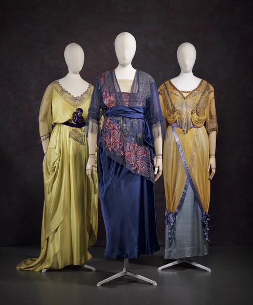 Drie avondjaponnen in moderne felle kleuren, Ganz & Cie, Anoniem, Schüler & Cie, Amsterdam / Den Haag, jaren 1912-1915 Kunstmuseum Den Haag, foto Alice de Groot