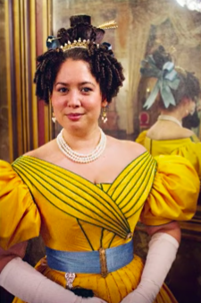 Nikki in gele jurk