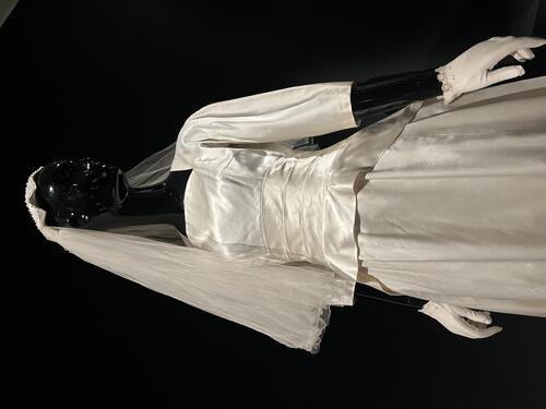 trouwjurk in tentoonstelling fries museum