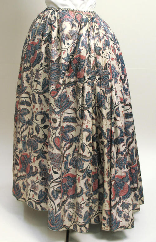 Wijd model rok of wagd  met florale motieven in blauw, rood, geel en zwart