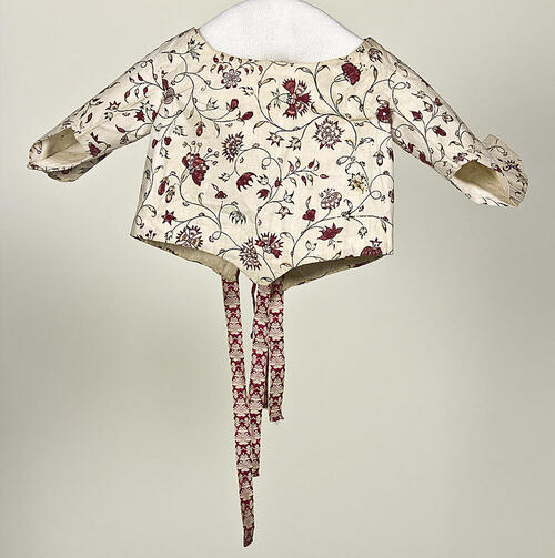 Jak voor een baby van witte sits met een rankpatroon