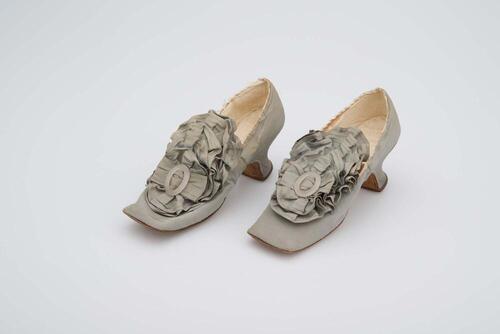 Schoenen, behorend bij een blauwgrijze tweedelige japon, circa 1875