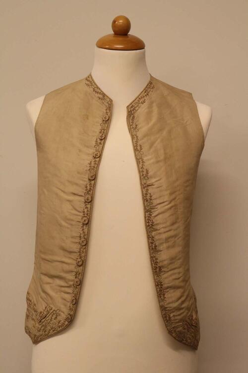 mouwloos vest met geborduurde rand