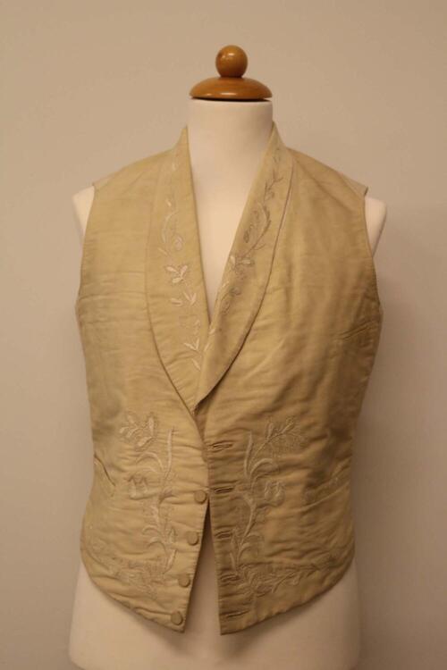 mouwloos vest met zijden bloemen geborduurd
