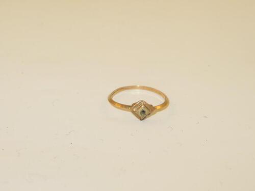 Ring met ruitvormig ornamentje