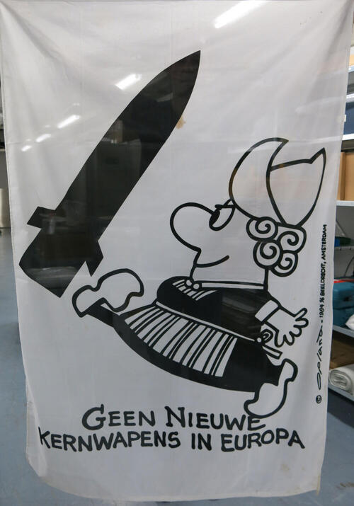 Vlag 'GEEN NIEUWE KERNWAPENS/ IN EUROPA'