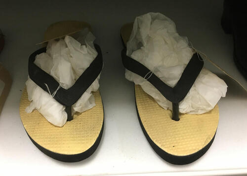 Chinese boedel, plastic slippers