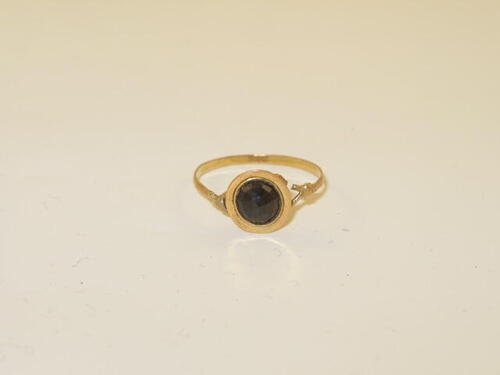 Ring met granaatje