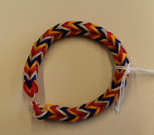 Armband bij juniormodel juichpak