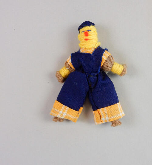 Vier poppetjes van textiel (mannetjespop)