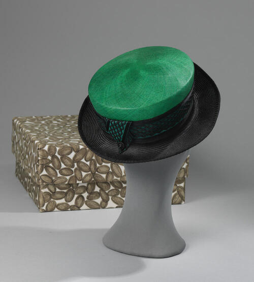 Groene dameshoed in doos