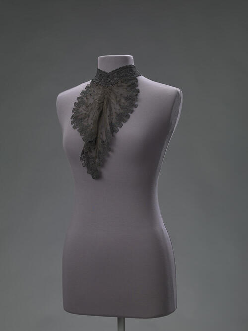 Guimpe met jabot