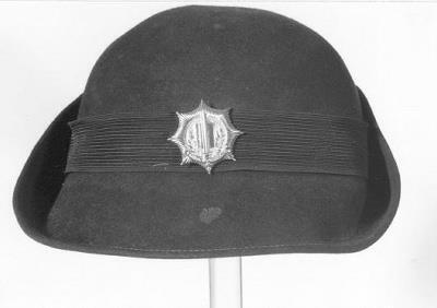 Uniformpet vrouwelijke politie-ambtenaren