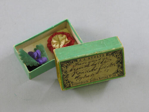 Doosje met kleine kokarde en corsage gebruikt bij de Vondelfeesten, 13-19 oktober 1867