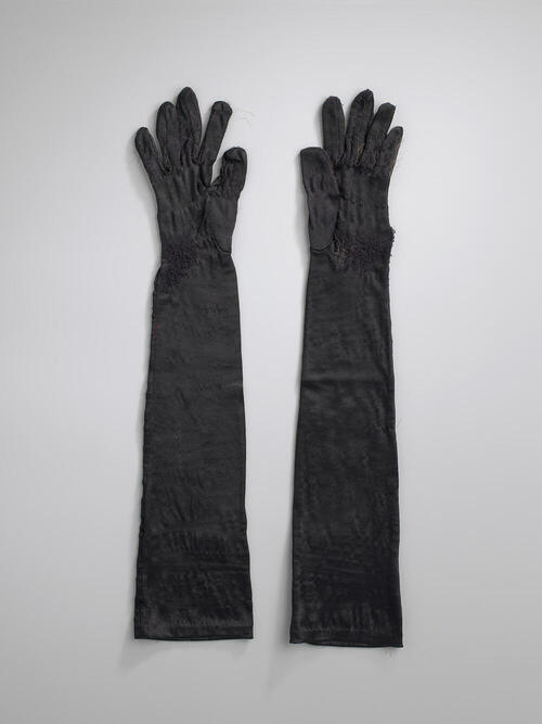 Kostuum van Dirk van den Broek-materiaal (lange handschoenen)