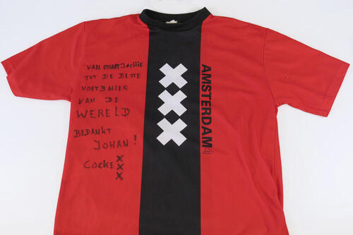 Amsterdam-shirt (achtergelaten door fan bij ouderlijk huis van Cruijjff in Betondorp na zijn…