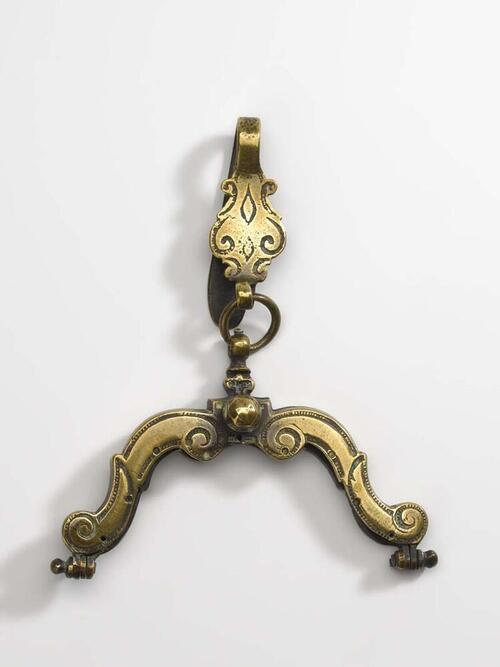 Geel koperen tasbeugel met dito haak, de voorzijde van de beugel enigszins versierd in Lod XIV…
