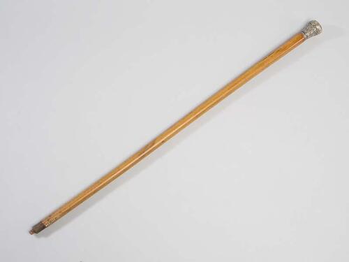 Wandelstok met bewerkte zilveren knop; uitgespaarde bloem- en bladmotieven en palmetten op…