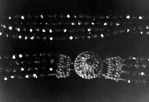 Halssnoer, gedragen op Tholen, 1955