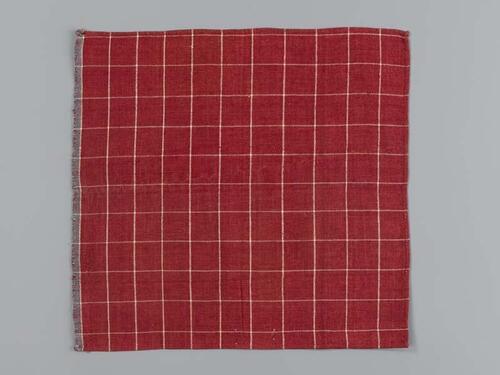 Hindelooper borstlap of foarpeldook van rood en wit bont, keperweefsel