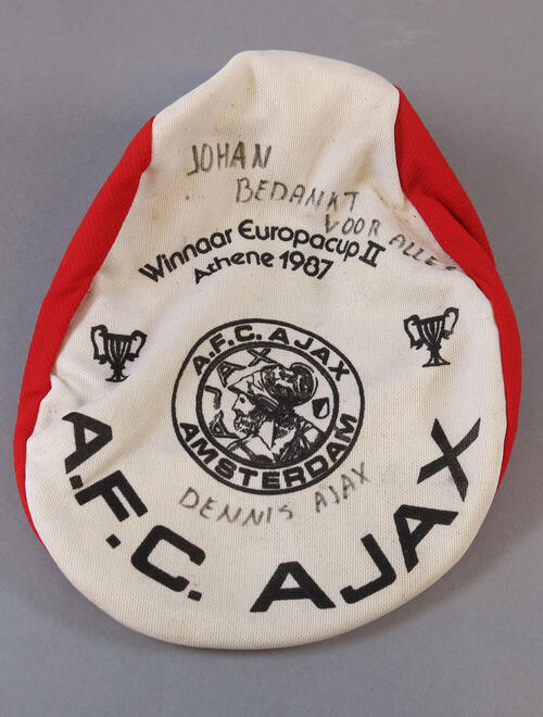 Ajax-pet, 'Winnaar Europacup II, Athene 1987' (achtergelaten door fan bij ouderlijk huis van…